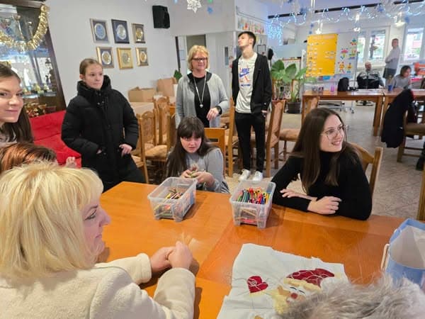 Studenti Sveučilišta Sjever u božićnom duhu solidarnosti i posjeti udrugama osoba s intelektualnim teškoćama „Sunce“ i „Latica“ - slika 1