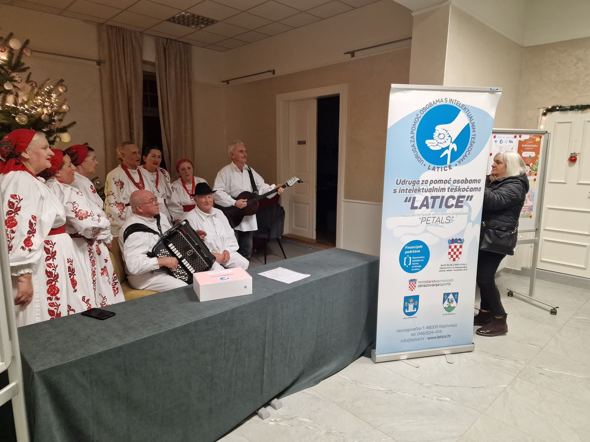 Donacijski koncert „Folklorom za udrugu Latice - Srce tradicije“ - Večer ispunjena ljubavlju, pjesmom i zajedništvom - slika 5