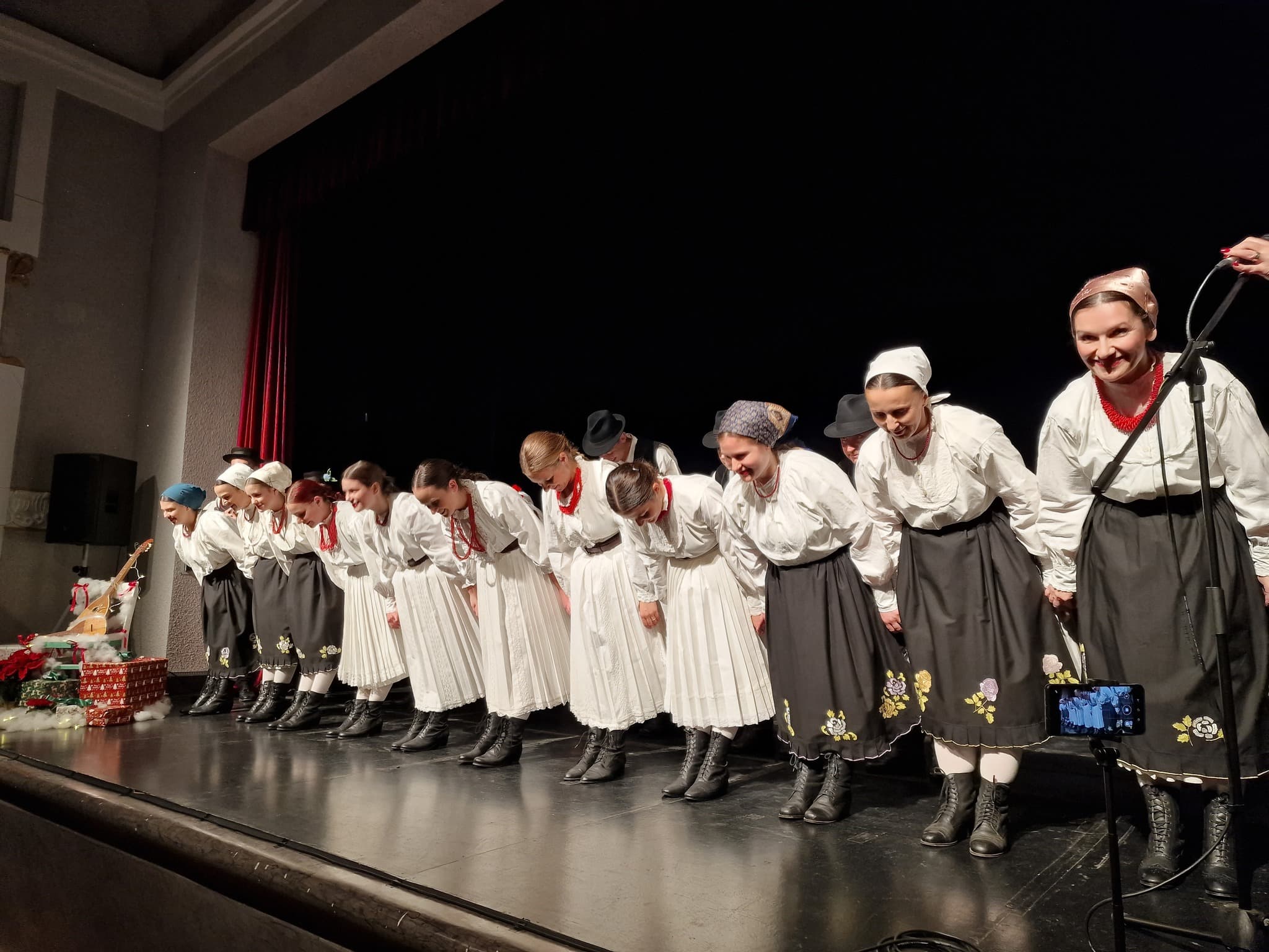 Donacijski koncert „Folklorom za udrugu Latice - Srce tradicije“ - Večer ispunjena ljubavlju, pjesmom i zajedništvom - slika 3