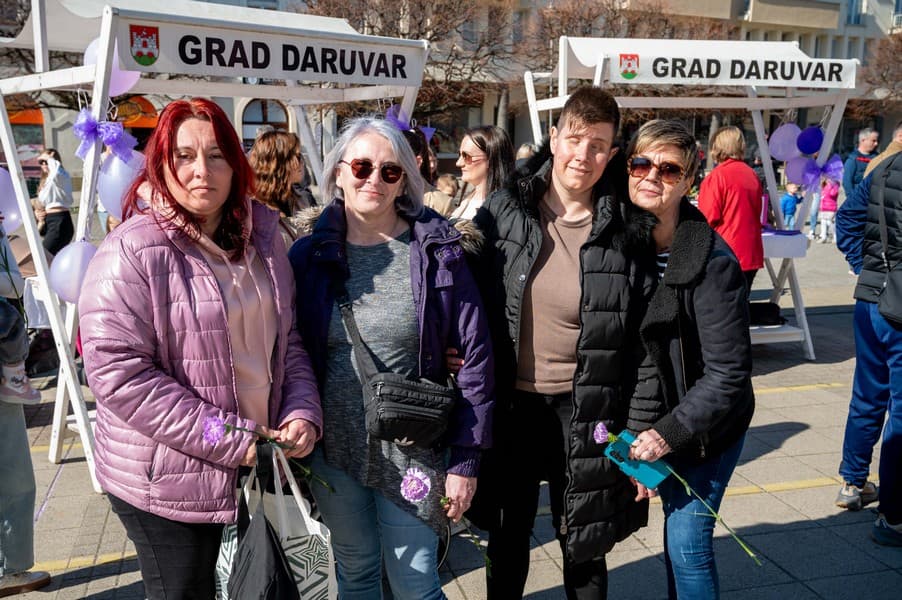 Daruvar obojan u ljubičasto: Obilježen Dan rijetkih bolesti, u zrak poletjelo 200 balona - slika 14