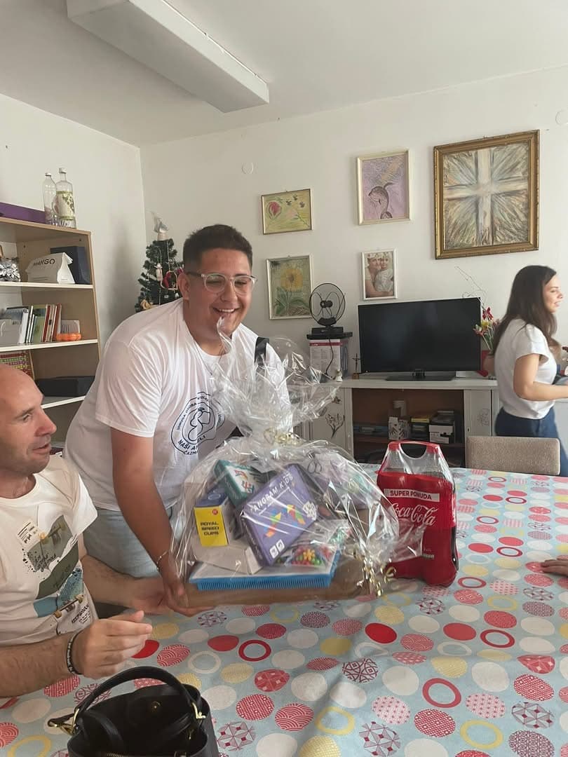ANĐELI POSTOJE: Maturanti Srednje škole Čazma velikim srcem obradovali Udrugu Naši Anđeli - slika 5