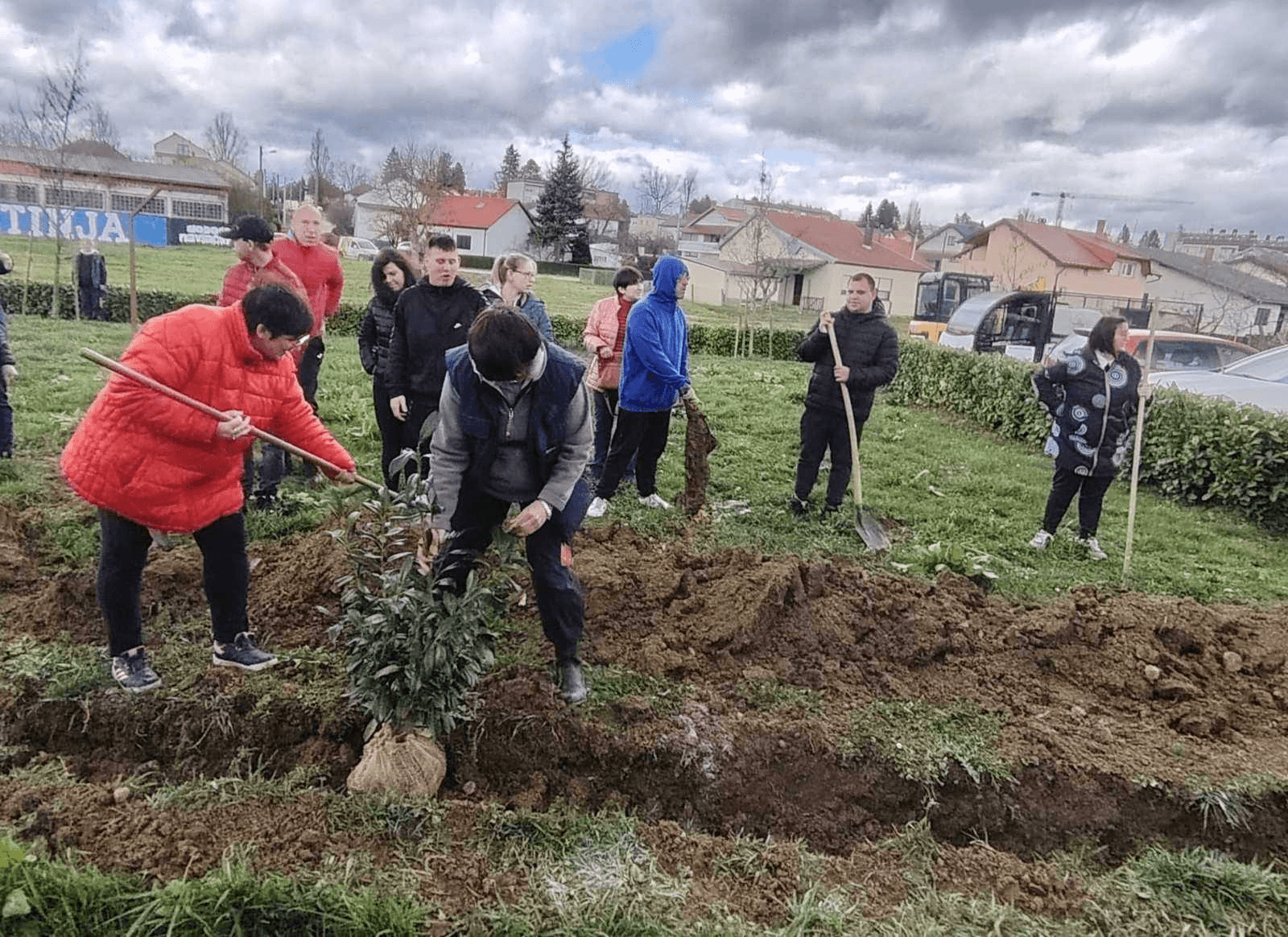 Udruga Maslačak Križevci uređuje okoliš u sklopu projekta ‘Zajedno za bolje sutra’