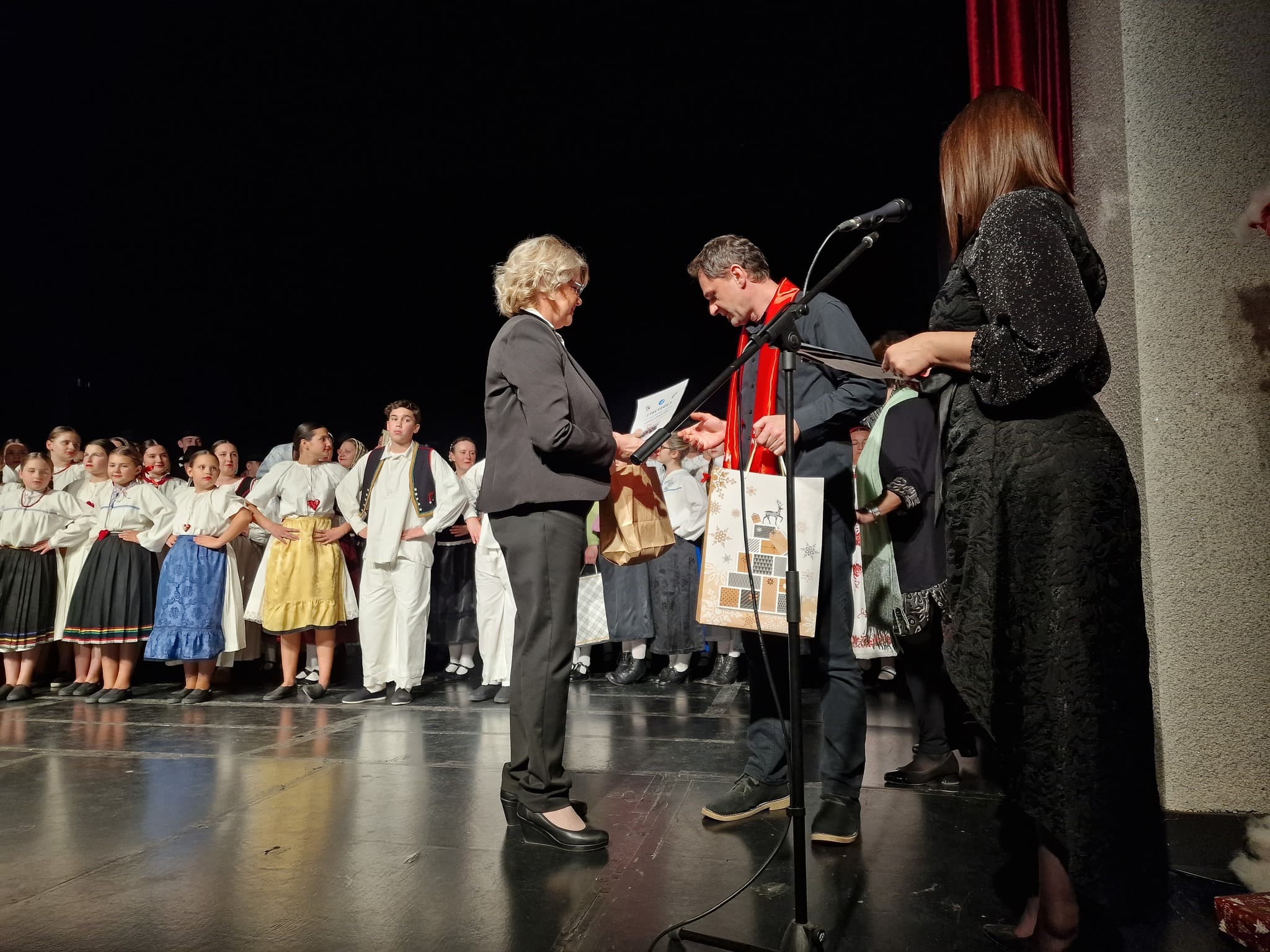 Donacijski koncert „Folklorom za udrugu Latice - Srce tradicije“ - Večer ispunjena ljubavlju, pjesmom i zajedništvom - slika 6