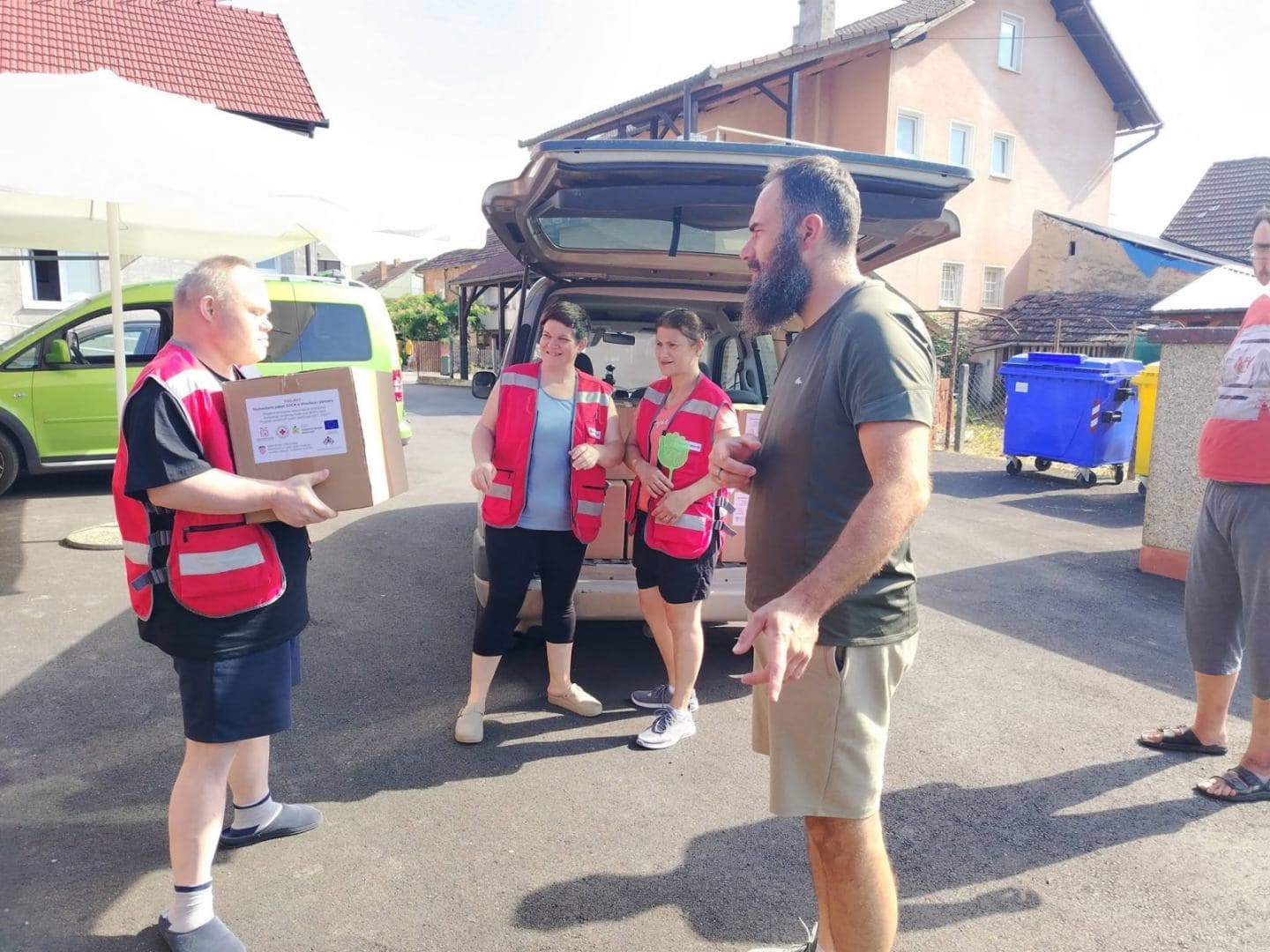 Osobe s invaliditetom pokazale da volontiranje nema prepreka: Udruga "Korak dalje" sudjelovala u podjeli humanitarnih paketa - slika 1