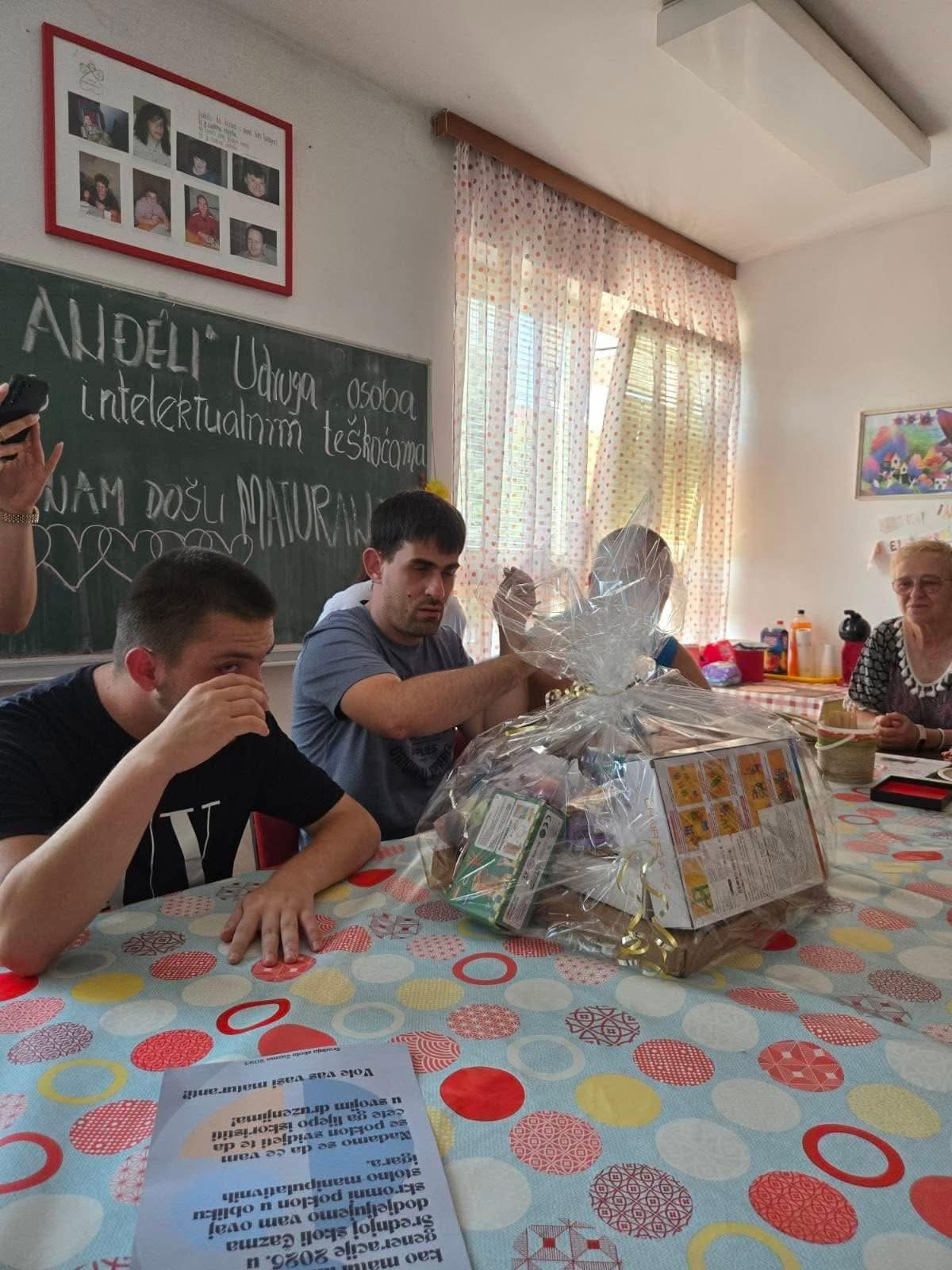 ANĐELI POSTOJE: Maturanti Srednje škole Čazma velikim srcem obradovali Udrugu Naši Anđeli - slika 4