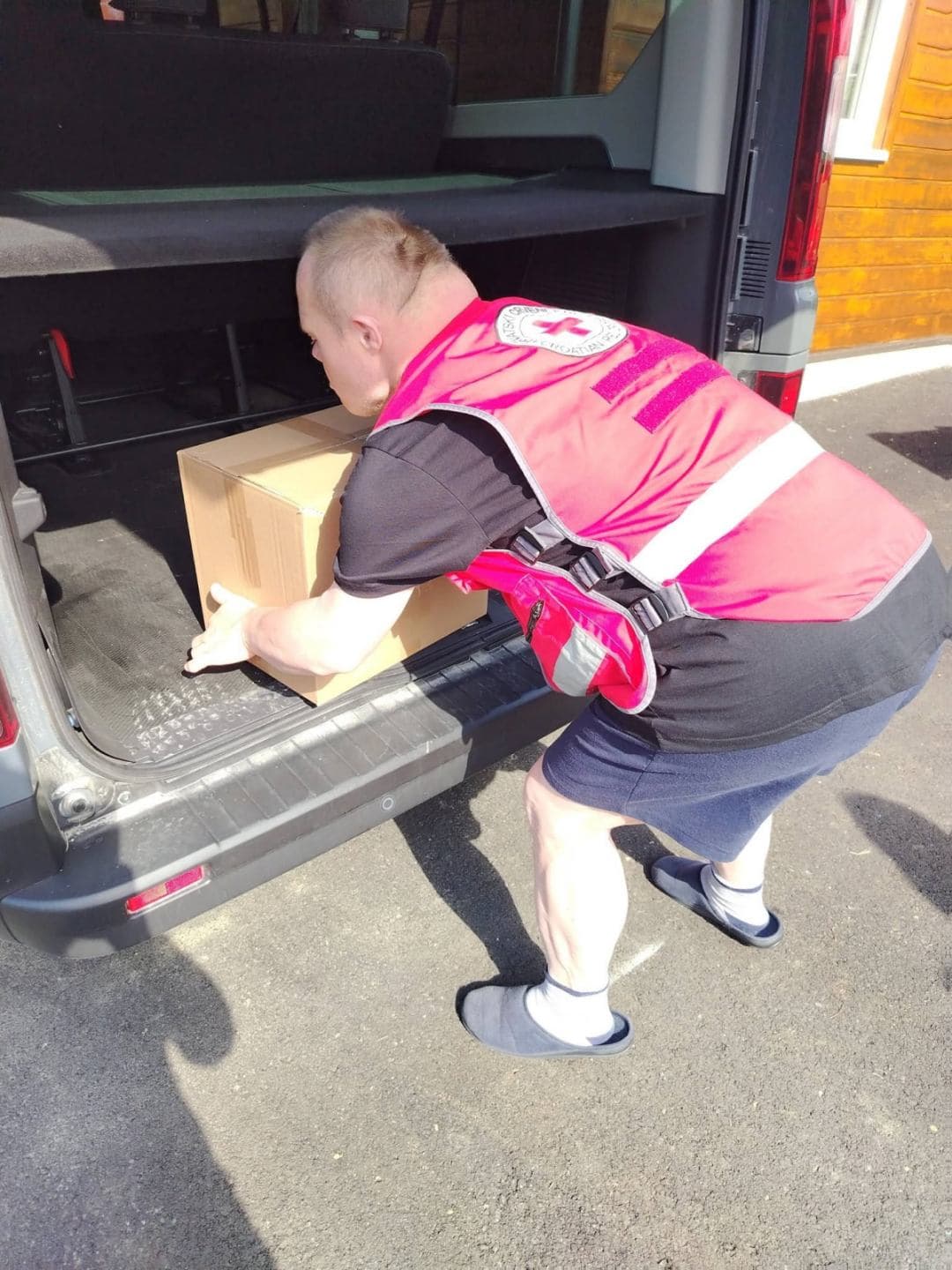 Osobe s invaliditetom pokazale da volontiranje nema prepreka: Udruga "Korak dalje" sudjelovala u podjeli humanitarnih paketa - slika 2