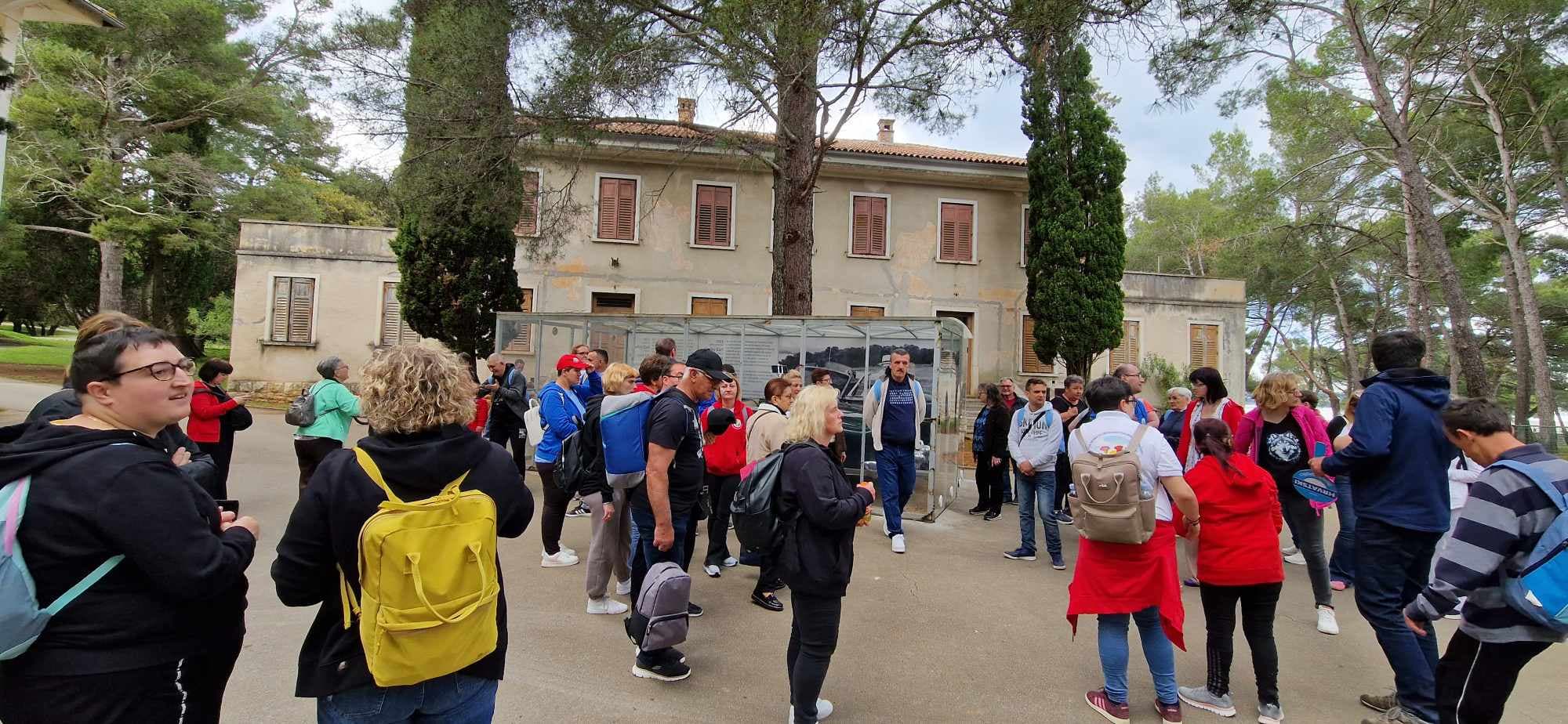 Nezaboravan dan na Brijunima, osobe s intelektualnim teškoćama, roditelji i volonteri u avanturi punoj ljubavi i zajedništva - slika 5