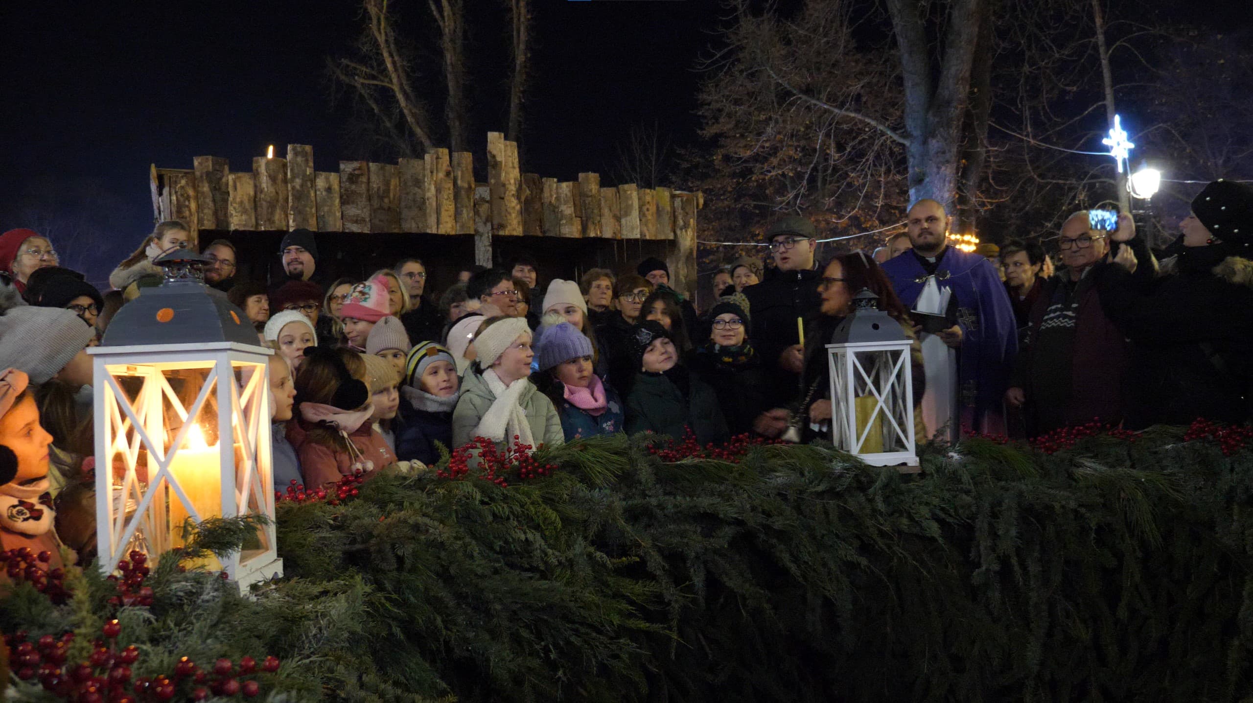 Emanuel Štajcer upalio drugu adventsku svijeću ispred katedrale u Bjelovaru - slika 1