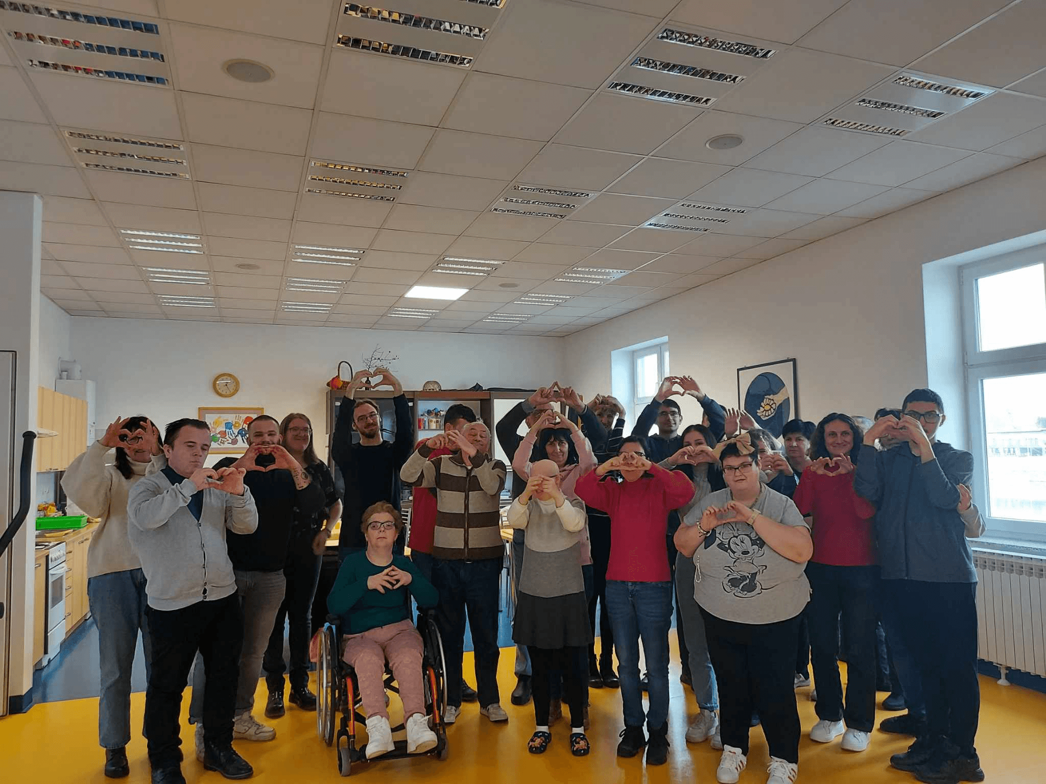 ​​​​​​​Studenti i osobe s invaliditetom zajedno u kreativnoj radionici izrade bezalkoholnih koktela