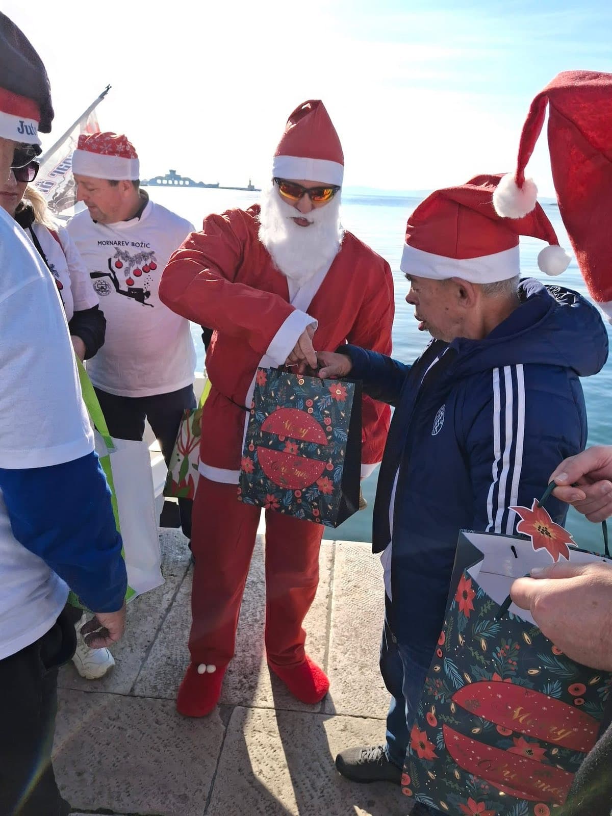Novogodišnja jelka pod morem, tradicija koja spaja more i blagdanski duh - slika 4