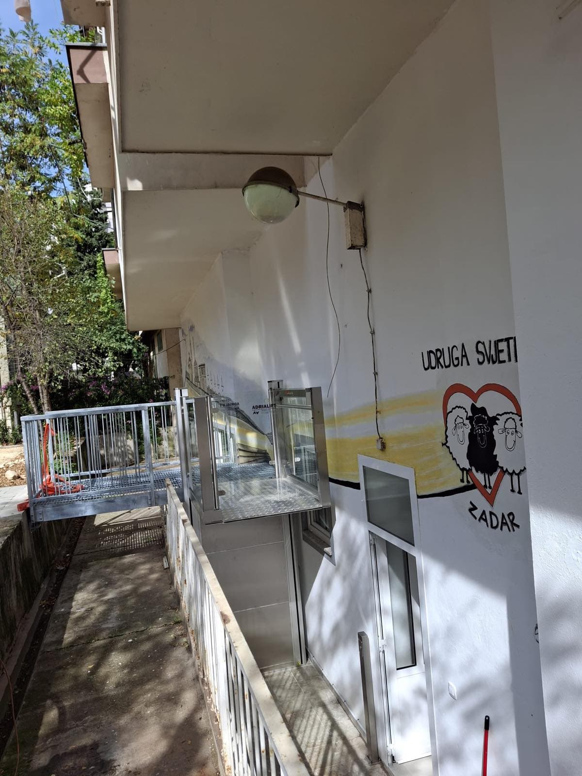 Udruga Svjetlo osigurava novi dom za osobe s intelektualnim teškoćama u Zadru - danas postavljena lift-rampa - slika 1