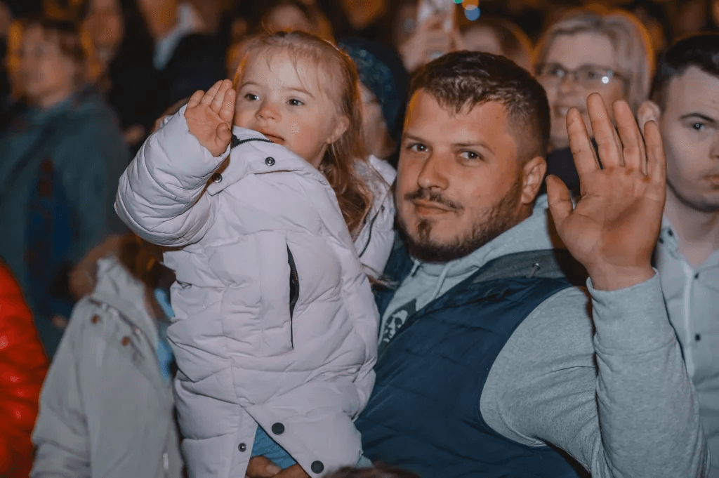 U nedjelju je održan dobrotvorni koncertu “Suncem povezani - slika 36