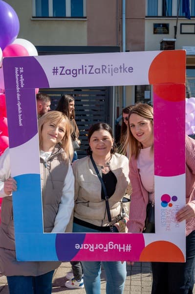 Daruvar obojan u ljubičasto: Obilježen Dan rijetkih bolesti, u zrak poletjelo 200 balona - slika 13