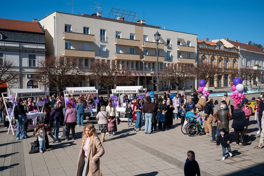 Daruvar obojan u ljubičasto: Obilježen Dan rijetkih bolesti, u zrak poletjelo 200 balona - slika 6