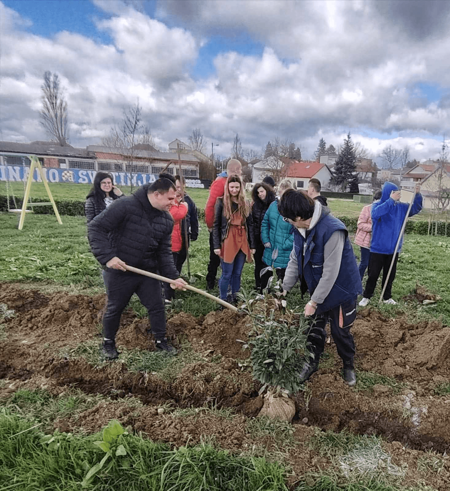 Udruga Maslačak Križevci uređuje okoliš u sklopu projekta ‘Zajedno za bolje sutra’ - slika 1