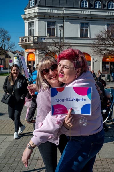Daruvar obojan u ljubičasto: Obilježen Dan rijetkih bolesti, u zrak poletjelo 200 balona - slika 10