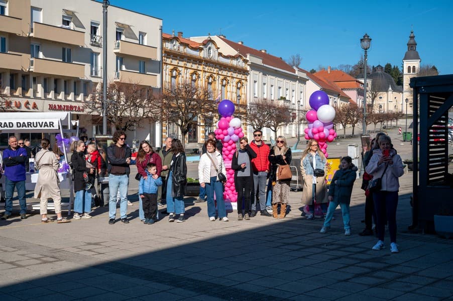 Daruvar obojan u ljubičasto: Obilježen Dan rijetkih bolesti, u zrak poletjelo 200 balona - slika 1
