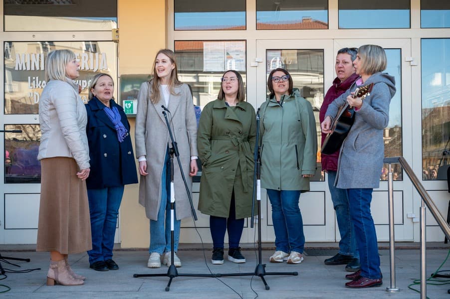 Daruvar obojan u ljubičasto: Obilježen Dan rijetkih bolesti, u zrak poletjelo 200 balona - slika 4