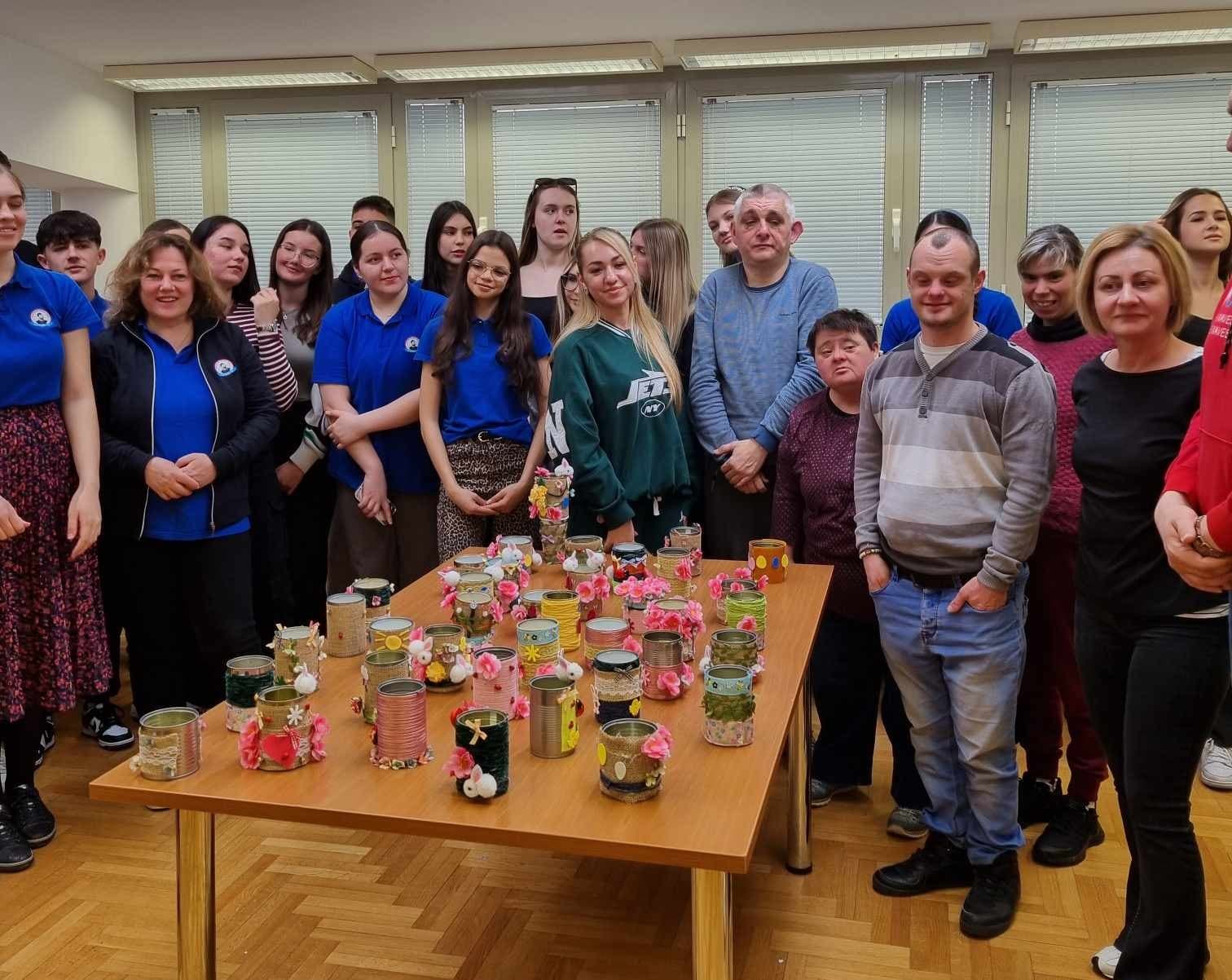 Bjelovarčani i gosti iz Rumunjske zajednički izrađivali držače za olovke od recikliranih materijala