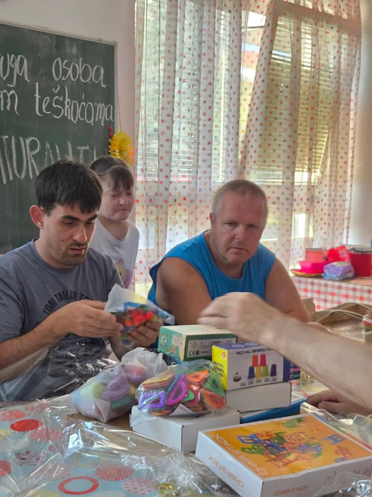 ANĐELI POSTOJE: Maturanti Srednje škole Čazma velikim srcem obradovali Udrugu Naši Anđeli - slika 3