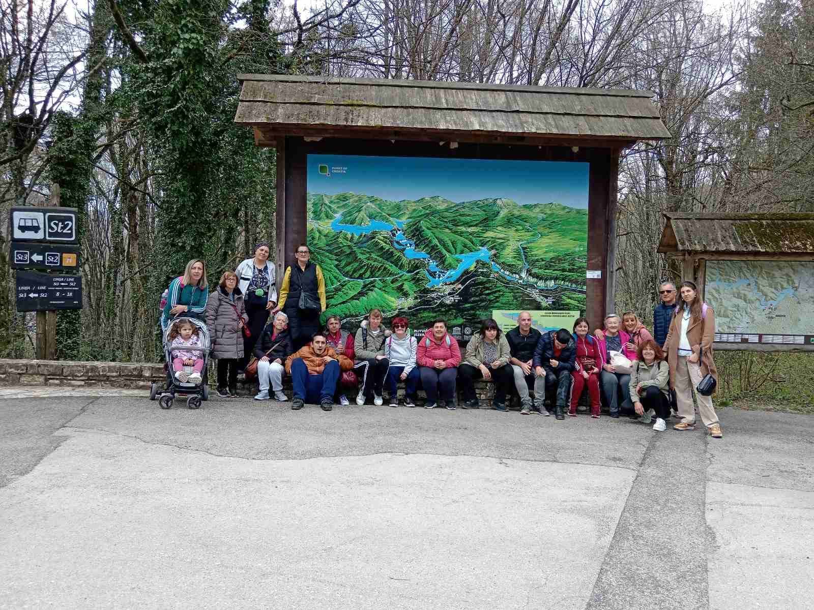 Korisnici Centra za inkluziju Labin na izletu na Plitvičkim jezerima - Priroda, druženje i neprocjenjiva iskustva - slika 5