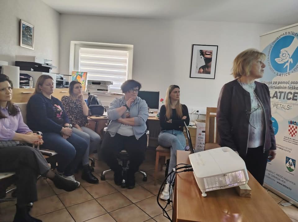 Edukacija „Otpad pametno odvoji - dobre navike usvoji“ okupila zaposlenike i partnere projekta TIMEOUT za roditelje - slika 1