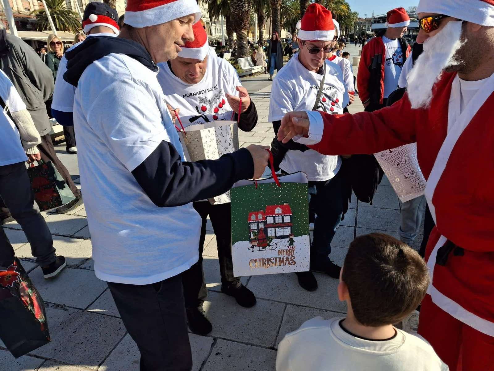 Novogodišnja jelka pod morem, tradicija koja spaja more i blagdanski duh - slika 1