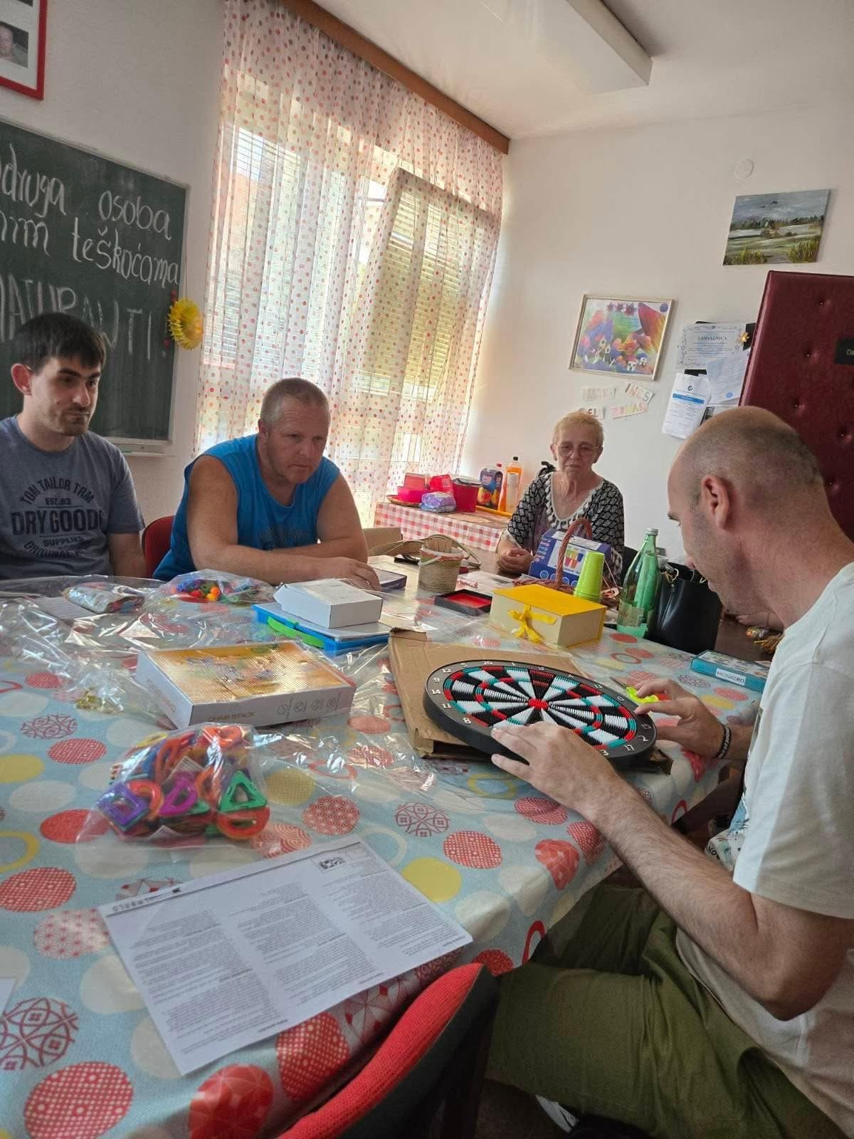 ANĐELI POSTOJE: Maturanti Srednje škole Čazma velikim srcem obradovali Udrugu Naši Anđeli - slika 1