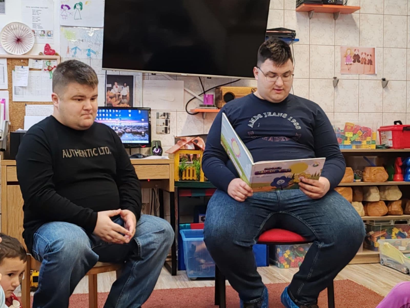 Samuel i Emanuel čitali djeci u Dječjem vrtiću Ciciban - slika 3