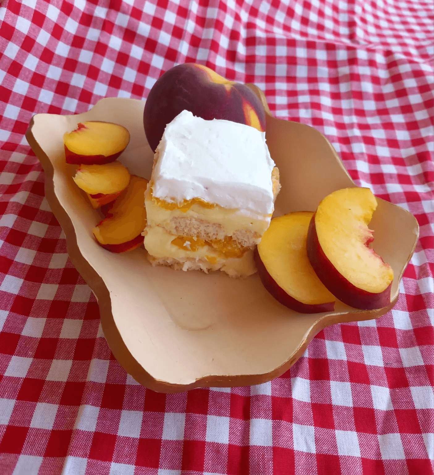 Osvježavajući recept iz „Kuhače Malog Princa“ nazvali smo ga ‘Iznad oblaka’, a riječ je o kolaču od breskve