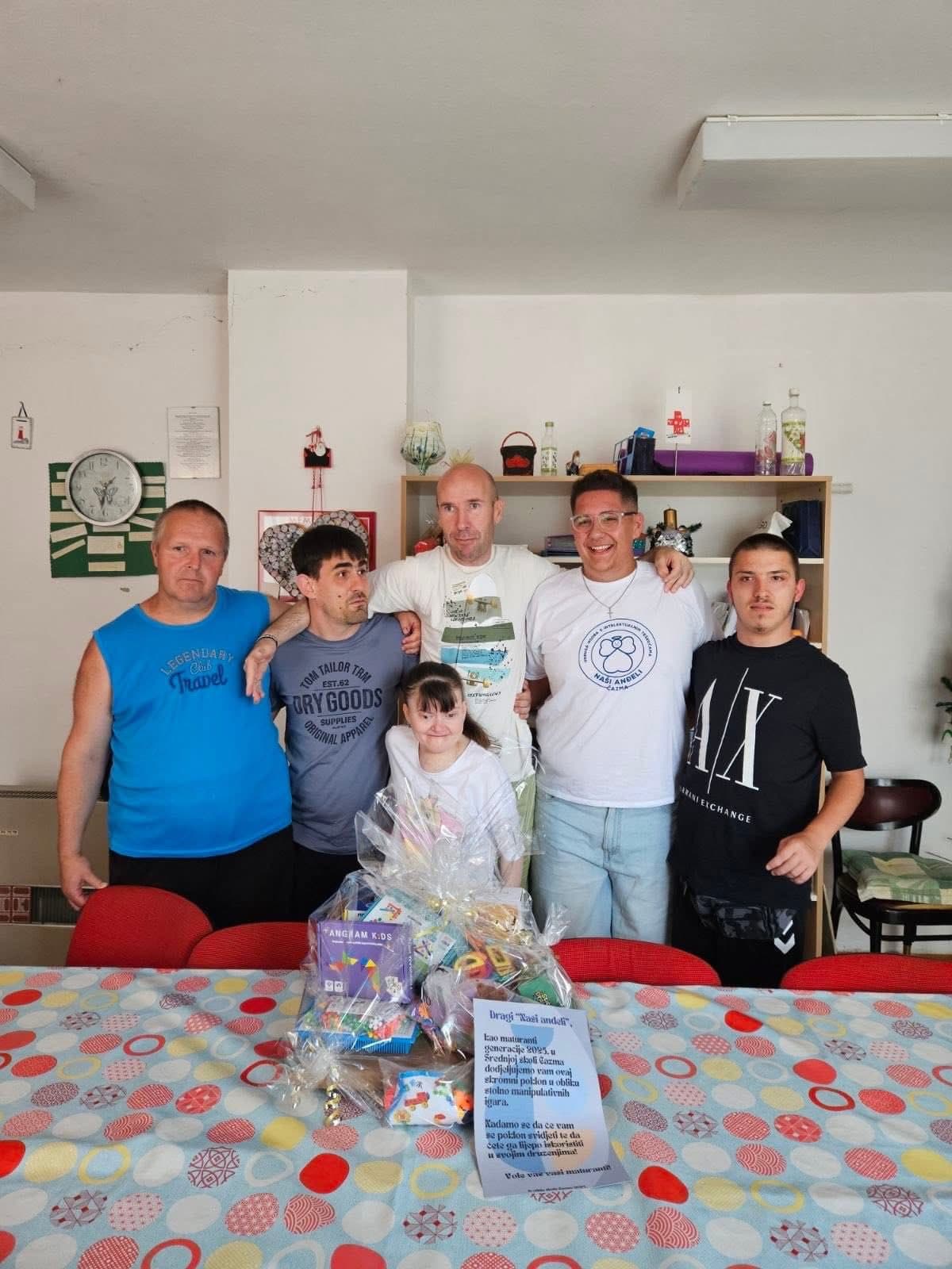 ANĐELI POSTOJE: Maturanti Srednje škole Čazma velikim srcem obradovali Udrugu Naši Anđeli