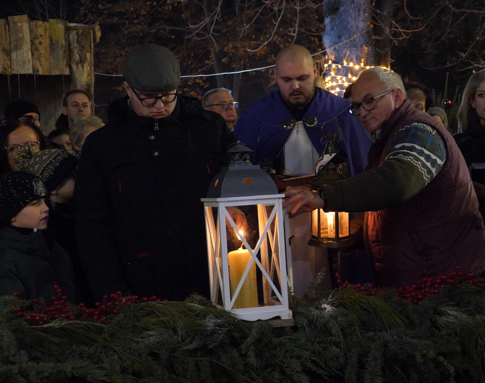 Emanuel Štajcer upalio drugu adventsku svijeću ispred katedrale u Bjelovaru