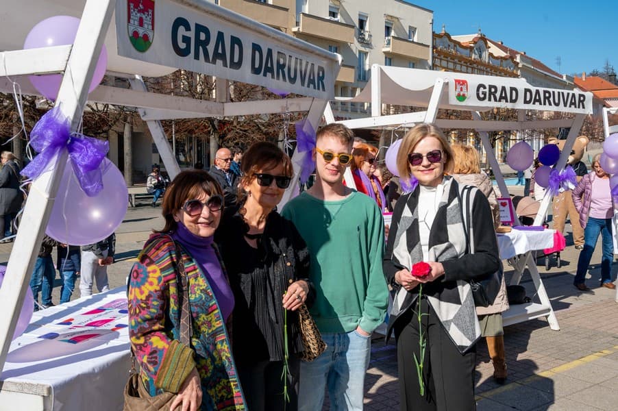 Daruvar obojan u ljubičasto: Obilježen Dan rijetkih bolesti, u zrak poletjelo 200 balona - slika 11