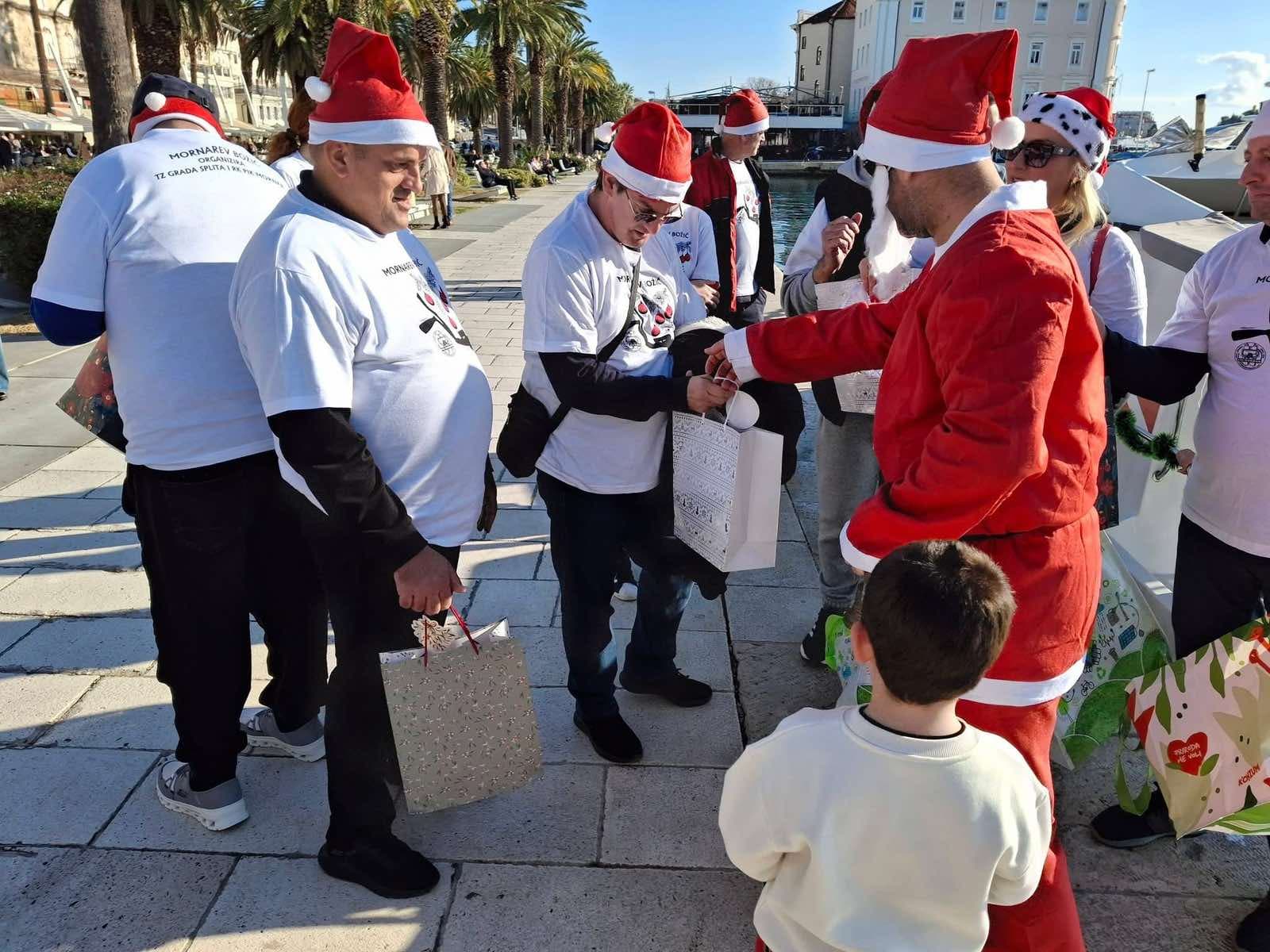 Novogodišnja jelka pod morem, tradicija koja spaja more i blagdanski duh - slika 3