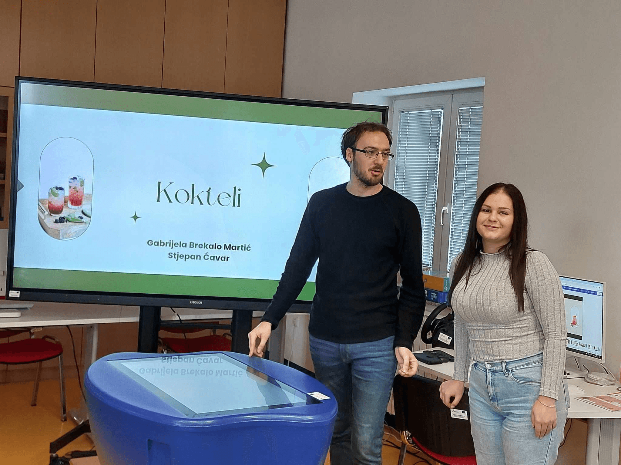​​​​​​​Studenti i osobe s invaliditetom zajedno u kreativnoj radionici izrade bezalkoholnih koktela - slika 1