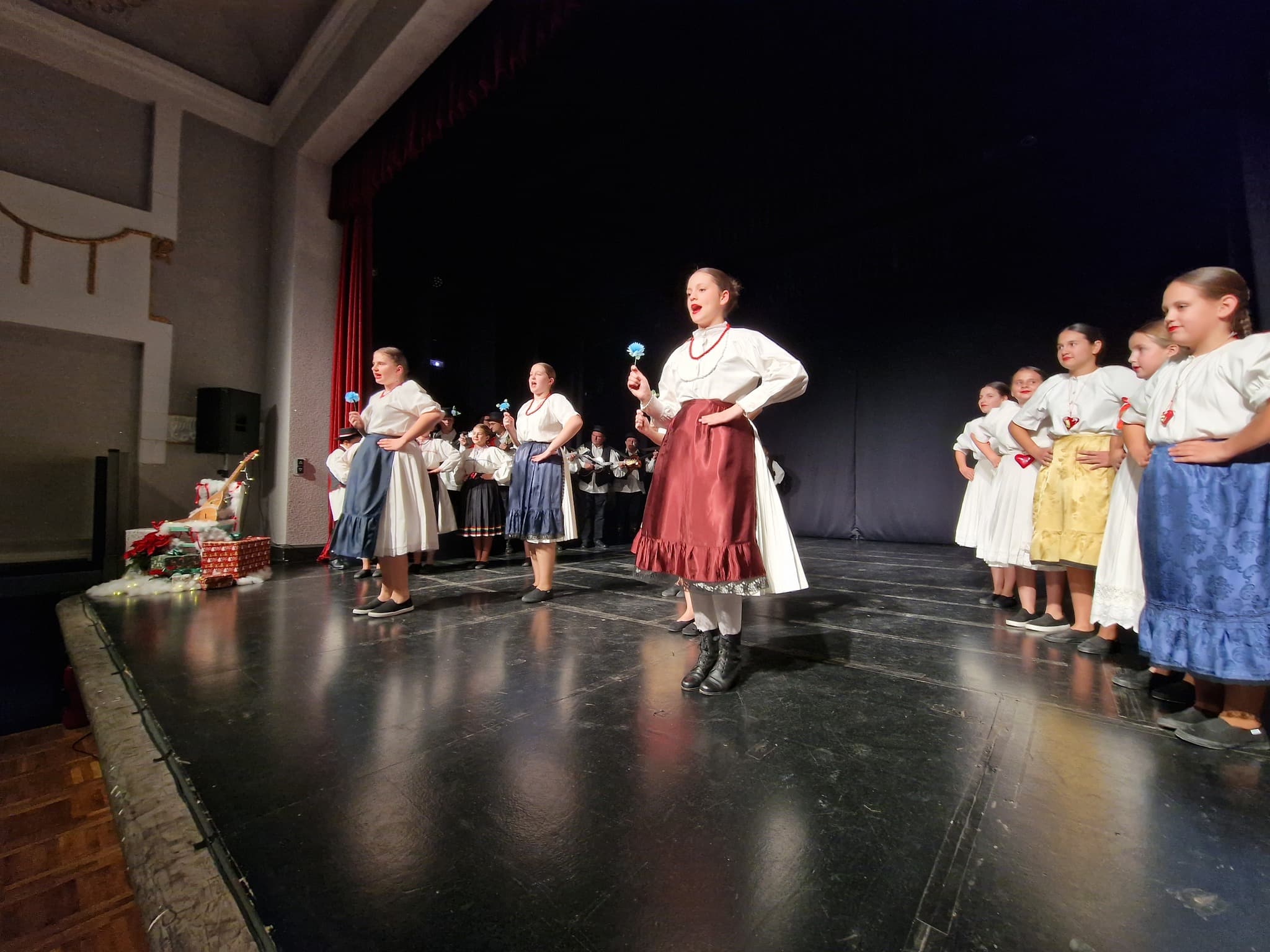 Donacijski koncert „Folklorom za udrugu Latice - Srce tradicije“ - Večer ispunjena ljubavlju, pjesmom i zajedništvom - slika 2