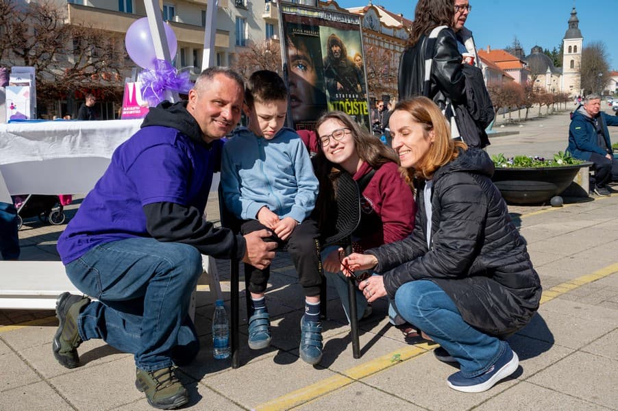 Daruvar obojan u ljubičasto: Obilježen Dan rijetkih bolesti, u zrak poletjelo 200 balona - slika 12