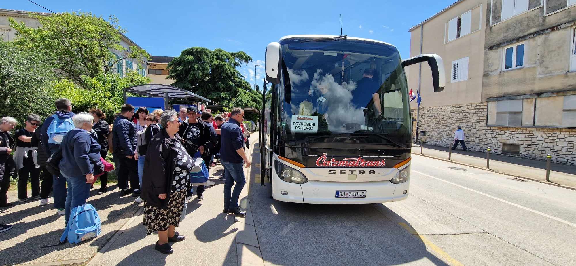 Nezaboravan dan na Brijunima, osobe s intelektualnim teškoćama, roditelji i volonteri u avanturi punoj ljubavi i zajedništva - slika 1