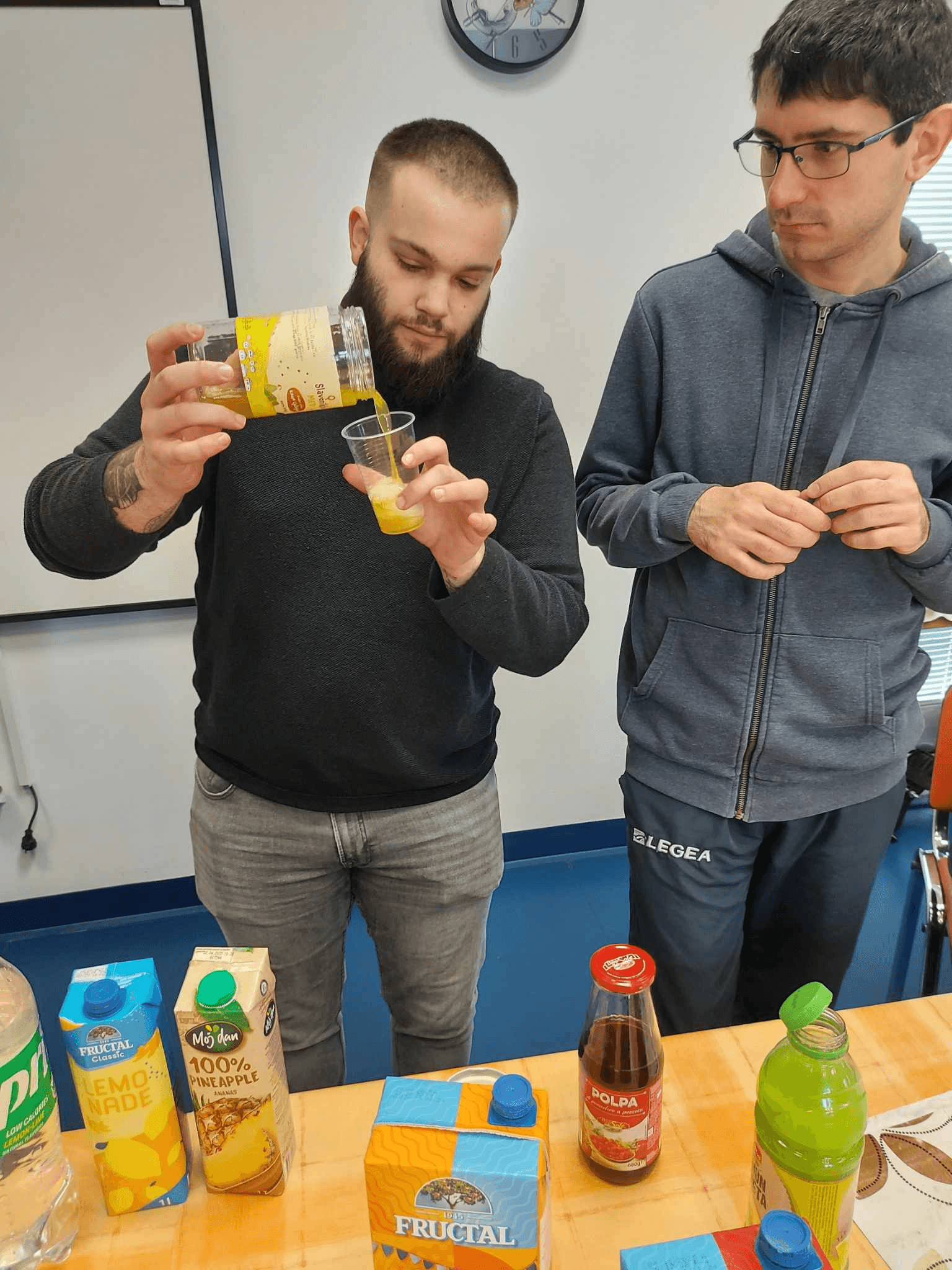 ​​​​​​​Studenti i osobe s invaliditetom zajedno u kreativnoj radionici izrade bezalkoholnih koktela - slika 5