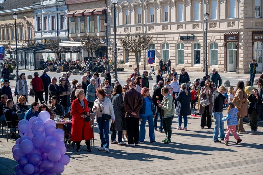 Daruvar obojan u ljubičasto: Obilježen Dan rijetkih bolesti, u zrak poletjelo 200 balona - slika 16