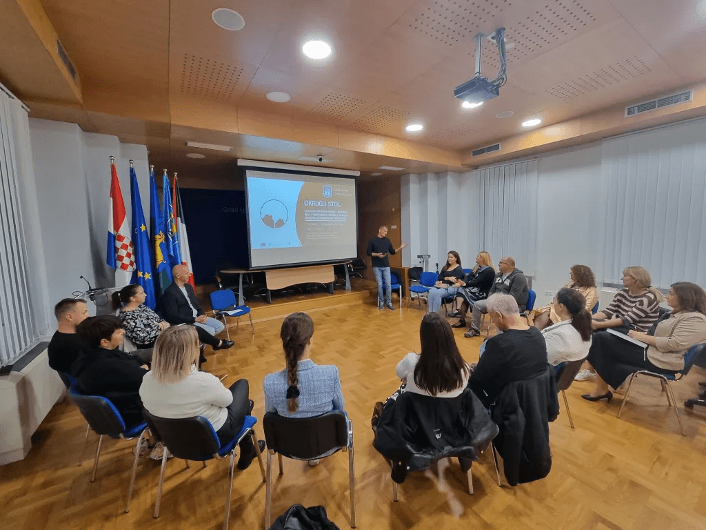 U Umagu održan okrugli stol na temu Inkluzivne socijalne usluge-podrška djeci s teškoćama u razvoju i odraslim osobama s intelektualnim teškoćama - slika 2