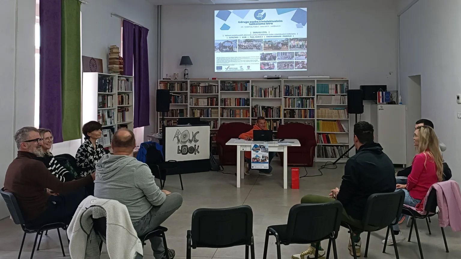 U okviru javne kampanje projekta “Unapređenje i širenje usluga izvaninstitucijske skrbi za osobe s intelektualnim teškoćama” na području urbane aglomeracije Pula, održan okrugli stol. U okviru javne kampanje projekta “Unapređenje i širenje usluga izvaninstitucijske skrbi za osobe s intelektualnim teškoćama” na području urbane aglomeracije Pula, održan okrugli stol.