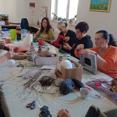 Udruga Maslačak organizira prodaju adventskih vijenaca i aranžmana Udruga Maslačak organizira prodaju adventskih vijenaca i aranžmana