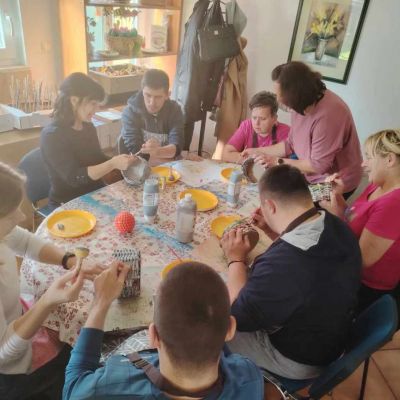 Udruga Maslačak organizira prodaju adventskih vijenaca i aranžmana Udruga Maslačak organizira prodaju adventskih vijenaca i aranžmana